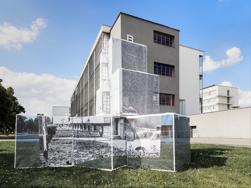 Georg Brückmann: Bauhaus Dessau 12, Gebäude DDR 01, 2017, Fine Art Print hinter Glas gerahmt, 105 x 140 cm

